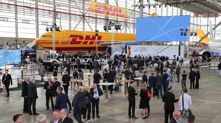 Teilnehmer besuchen die erste Nationale Luftfahrtkonferenz in einem Hangar von DHL auf dem Flughafen Leipzig-Halle. Foto: Jan Woitas