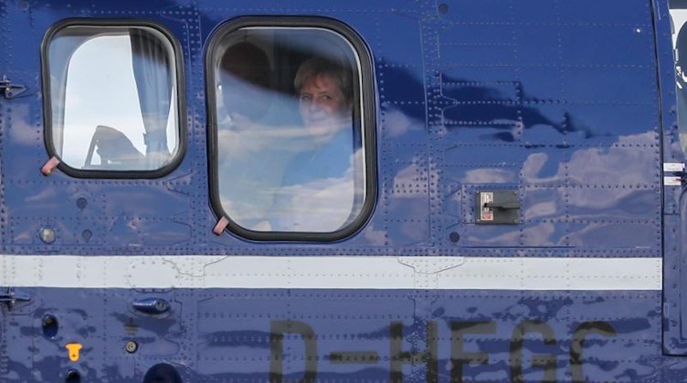 Angela Merkel (CDU), Bundeskanzlerin, kommt mit einem Hubschrauber zur Nationalen Luftfahrtkonferenz. Foto: Jan Woitas