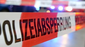 Ein Flatterband mit der Aufschrift «Polizeiabsperrung». Foto: Patrick Seeger/Archiv