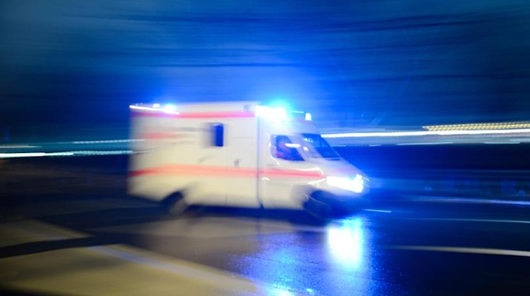 Krankenwagen mit Blaulicht. Foto: Lukas Schulze/Archivbild