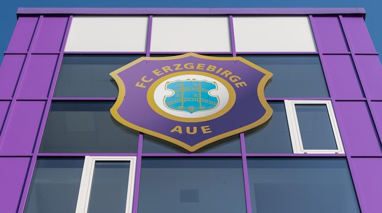 Das Logo von Erzgebirge Aue an der Fassade des Heimstadions. Foto: Robert Michael/Archivbild