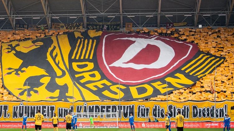 Dynamos Fans bilden eine Choreografie mit dem Logo ihres Vereins. Foto: Robert Michael/Archivbild