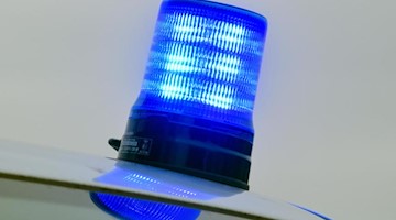 Blaulicht auf einem Fahrzeug der Polizei. Foto: Patrick Pleul/Archivbild