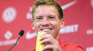 Leipzigs Cheftrainer Julian Nagelsmann hebt eine Dose Red Bull zum Trinken an. Foto: Jan Woitas