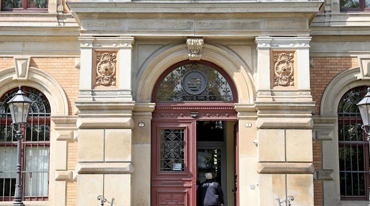 Das Eingangstor des Amtsgericht Zwickau. Foto: Jan Woitas/Archivbild