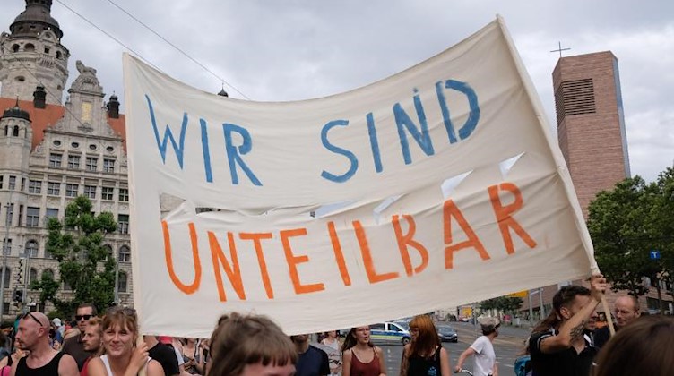 Teilnehmer einer Demonstration gegen Rassismus, zu der das Bündnis «Unteilbar» aufgerufen hat. Foto: Sebastian Willnow/Archivbild