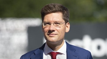 Christian Hirte (CDU), Beauftragter der Bundesregierung für die neuen Bundesländer, steht vor einem Gebäude. Foto: Lisa Ducret/Archivbild