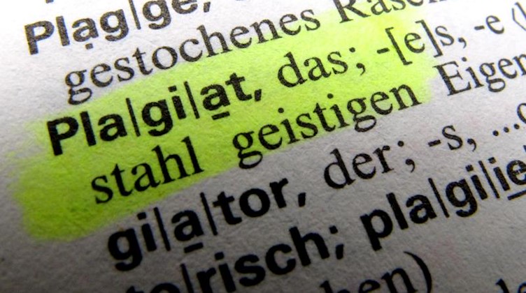Das Foto zeigt das Wort «Plagiat» in einem Wörterbuch. Foto: Stephan Jansen/Archivbild