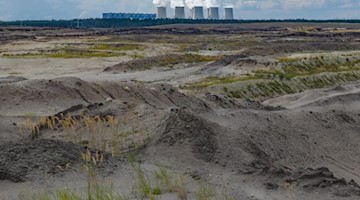 Blick über Abraumhalden im Braunkohletagebau Jänschwalde auf das Braunkohlekraftwerk Jänschwalde. Foto: Patrick Pleul