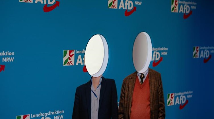 Eine Fotowand mit dem Logo der AfD. Foto: Swen Pförtner/Archivbild