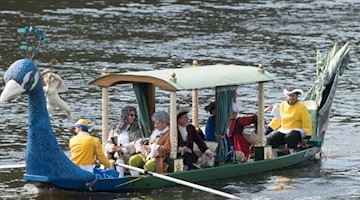 Laiendarsteller in barocken Kostümen fahren in einer barocken Lustgondel auf der Elbe. Foto: Sebastian Kahnert