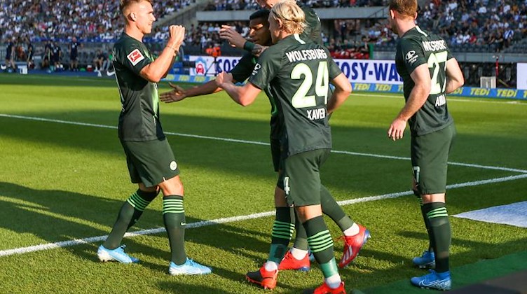 Wolfsburgs Spieler jubeln nach einem Treffer gegen Hertha BSC im Olympiastadion. Foto: Andreas Gora