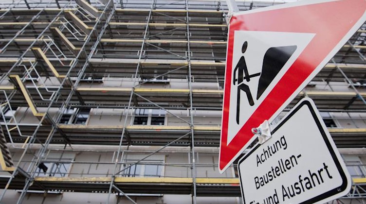 Ein Baugerüst steht an einem Neubau. Foto: Julian Stratenschulte/Archivbild