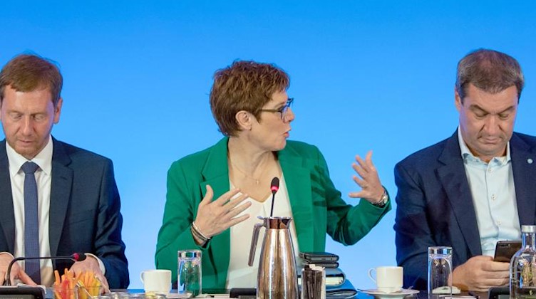 Michael Kretschmer (CDU, l-r), Annegret Kramp-Karrenbauer (CDU) und Markus Söder (CSU). Foto: Robert Michael/