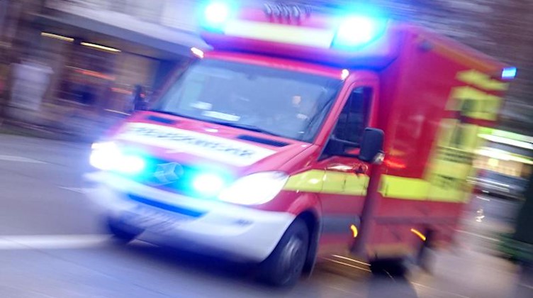 Ein Rettungswagen der Feuerwehr mit Blaulicht fährt eine Straße entlang. Foto: Katharina Redanz/Archivbild