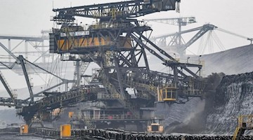 Ein Schaufelradbagger trägt Braunkohle im Braunkohletagebau Welzow-Süd der Lausitz Energie Bergbau AG (LEAG) ab. Foto: Patrick Pleul/Archivbild