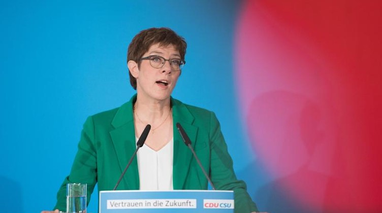 Annegret Kramp-Karrenbauer, CDU-Vorsitzende, hinter dem roten Aufnahmelicht einer TV-Kamera. Foto: Sebastian Kahnert