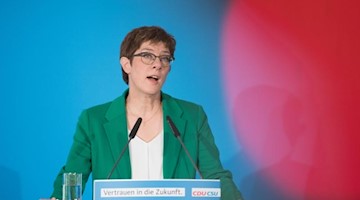 Annegret Kramp-Karrenbauer, CDU-Vorsitzende, hinter dem roten Aufnahmelicht einer TV-Kamera. Foto: Sebastian Kahnert