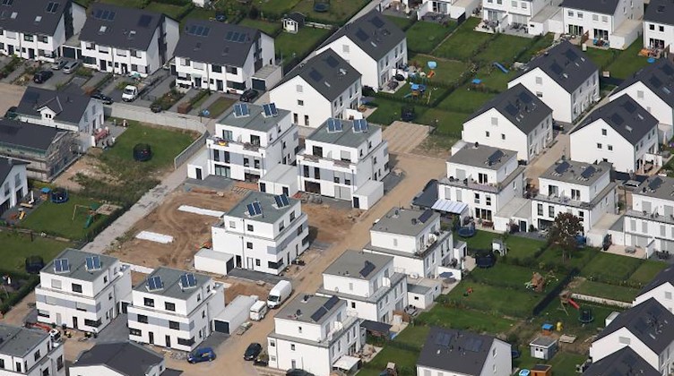 Die Luftaufnahme zeigt Einfamilienhäuser in einem Neubaugebiet. Foto: Oliver Berg/Archivbild