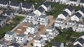 Die Luftaufnahme zeigt Einfamilienhäuser in einem Neubaugebiet. Foto: Oliver Berg/Archivbild