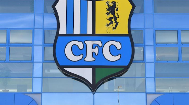 Das Vereinslogo des Chemnitzer FC ist über dem Eingang zum Stadion an der Gellertstraße zu sehen. Foto: Hendrik Schmidt/Archiv