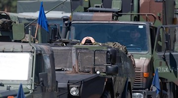 Militärfahrzeuge der Bundeswehr auf dem Truppenübungsplatz Oberlausitz. Foto: Robert Michael/Archiv