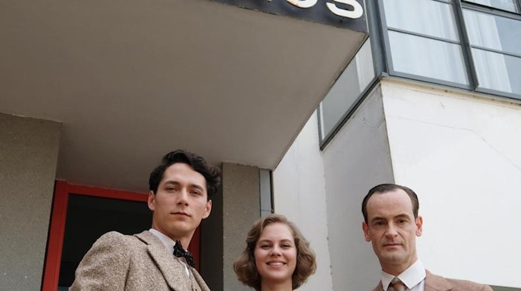 Die Schauspieler stehen am Set des Films "Lotte am Bauhaus" am Bauhaus. Foto: Sebastian Willnow/Archivbild