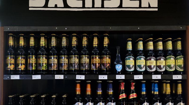 Ein Regal mit regionalem Bier in einem Geschäft in Dresden. Foto: Arno Burgi/Archivbild