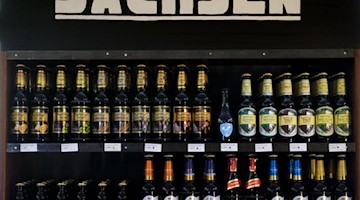 Ein Regal mit regionalem Bier in einem Geschäft in Dresden. Foto: Arno Burgi/Archivbild