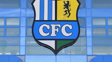Das Vereinslogo des Chemnitzer FC am Eingang zum Stadion an der Gellertstraße. Foto: Hendrik Schmidt/Archivbild