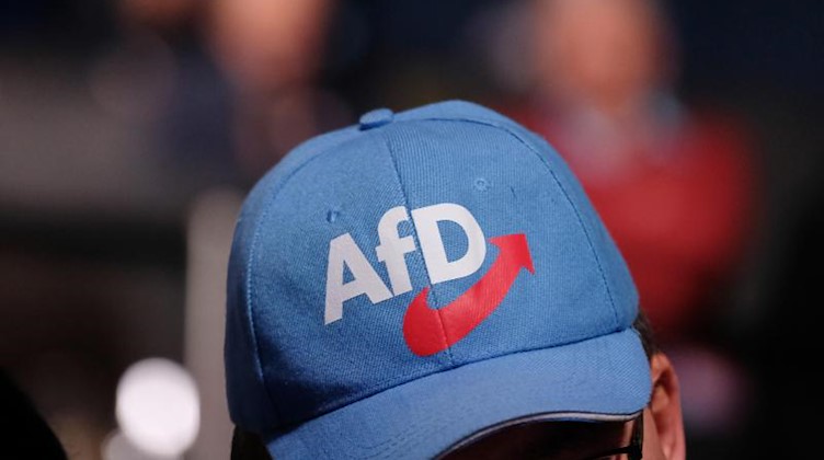 Mann mit AfD-Käppi. Foto: Sebastian Willnow/Archivbild