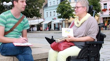 Heike Rienäcker (r), Barrieretesterin, und Projektleiter Sascha Theile von der Diakonie Auerbach. Foto: Katrin Mädler/Archivbild