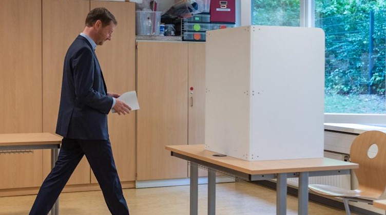 Michael Kretschmer (CDU), Ministerpräsident von Sachsen, bei der Stimmabgabe zur Landtagswahl in Sachsen. Foto: Robert Michael
