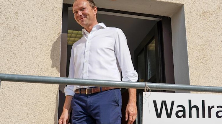 Wolfram Günther (Grüne) kommt nach seiner Stimmabgabe für die Landtagswahl in Sachsen aus dem Wahllokal. Foto: Peter Endig