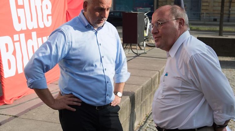 Gebhardt (l.) bei einem Wahlkampftermin mit Gregor Gysi (beide die Linke). Foto: Sebastian Kahnert/Archivbild