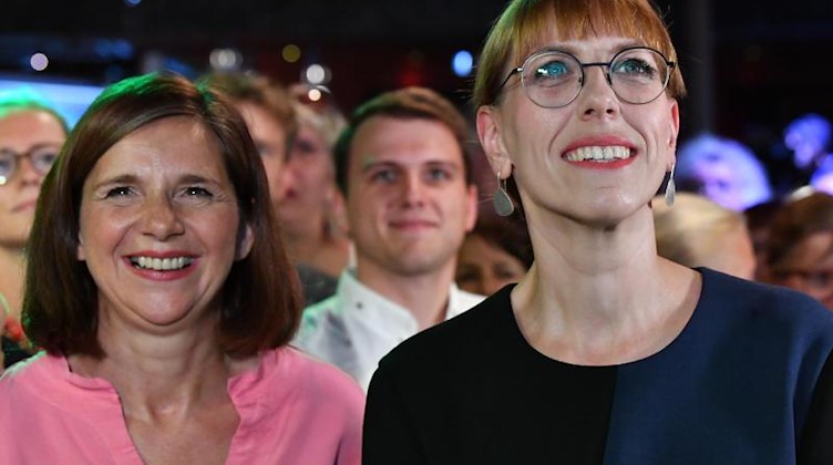 Katrin Göring-Eckardt und Katja Meier von Bündnis 90/Die Grünen auf der Wahlparty. Foto: Martin Martin Schutt