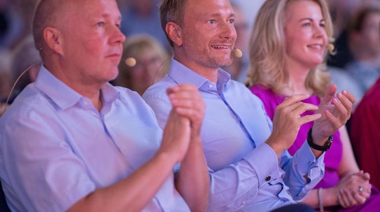 Goetz (l., alle FDP), Spitzenkandidat in Brandenburg, Lindner, Bundesvorsitzender, und Teuteberg, Generalsekretärin. Foto: Monika Skolimowska