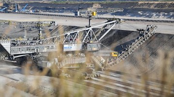 Ein riesiger Eimerkettenbagger im Braunkohletagebau Jänschwalde der Lausitz Energie Bergbau AG (LEAG). Foto: Patrick Pleul/Archiv