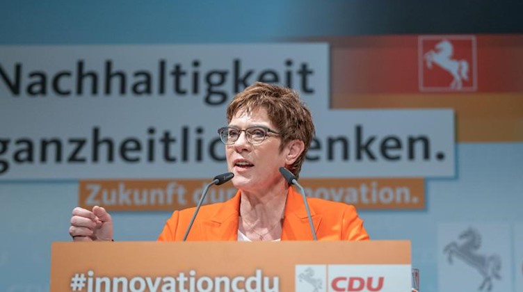 Die CDU-Vorsitzende Annegret Kramp-Karrenbauer spricht beim Landesparteitag der CDU Niedersachsen. Foto: Peter Steffen/Archivbild