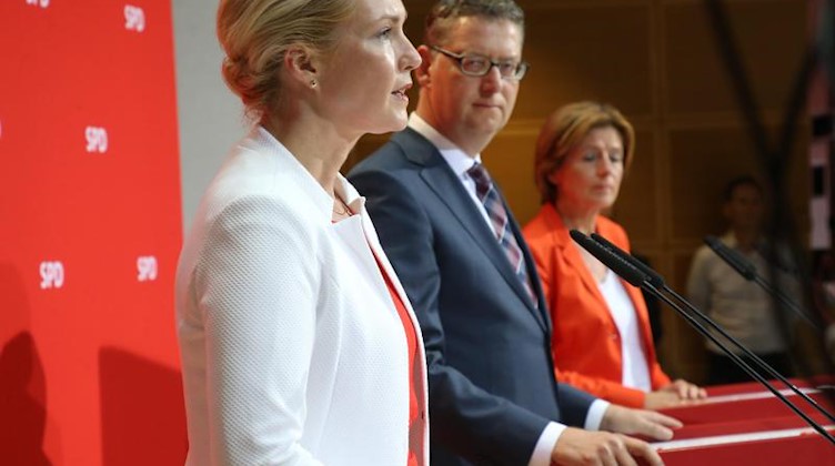Kommissarische Parteivorsitzende der SPD, darunter Manuela Schwesig (l), Ministerpräsidentin in Mecklenburg-Vorpommern. Foto: Wolfgang Kumm
