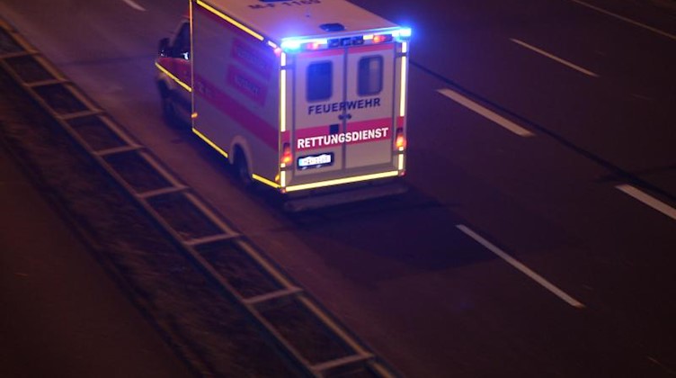 Ein Krankenwagen fährt in der Nacht. Foto: Felix Hörhager/Archivbild