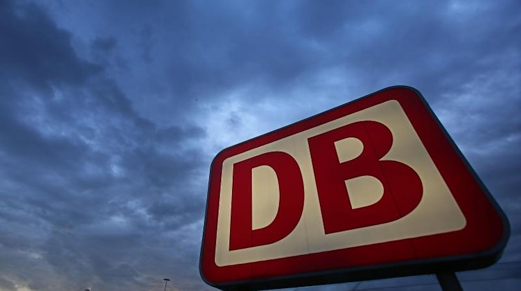 Das Logo der Deutschen Bahn. Foto: Oliver Berg/Archiv