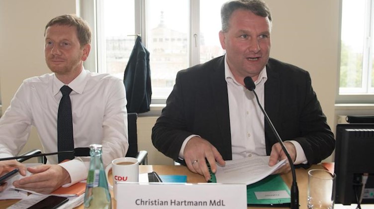 Christian Hartmann (r), Fraktionsvorsitzender der CDU Sachsen, neben Ministerpräsident Michael Kretschmer (CDU). Foto: Sebastian Kahnert