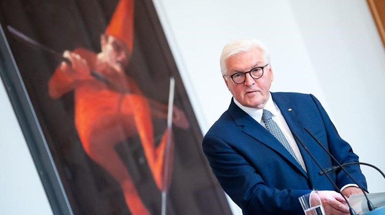 Frank-Walter Steinmeier spricht anlässlich der Vorstellung der Neuausstattung der Galerie mit Gemälden aus der DDR. Foto: Bernd von Jutrczenka