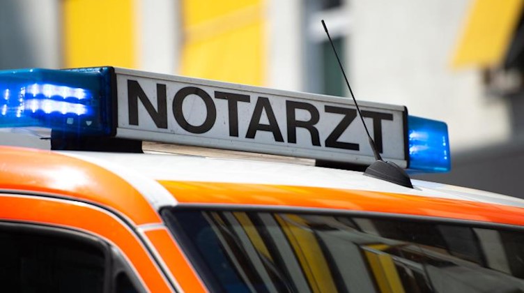 Der Schriftzug "Notarzt" steht auf einem Fahrzeug. Foto: Lisa Ducret/Archivbild