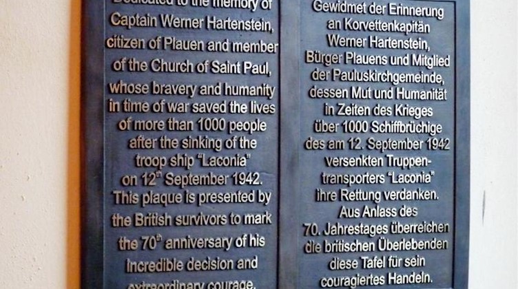 Eine Gedenktafel für die Laconia-Überlebenden in der Pauluskirche Plauen. Foto: ISCP privat/dpa/Archivbild