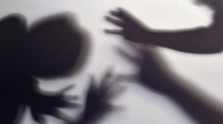 Schatten sollen symbolisieren, wie ein Kind versucht, sich vor der Gewalt eines Erwachsenen zu schützen. Foto: Maurizio Gambarini/Archivbild