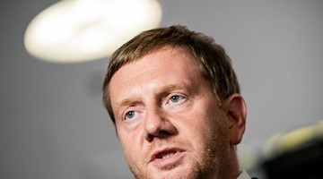 Michael Kretschmer, CDU-Landesvorsitzender und Ministerpräsident in Sachsen spricht vor einer Pressekonferenz. Foto: Kay Nietfeld/Archivbild