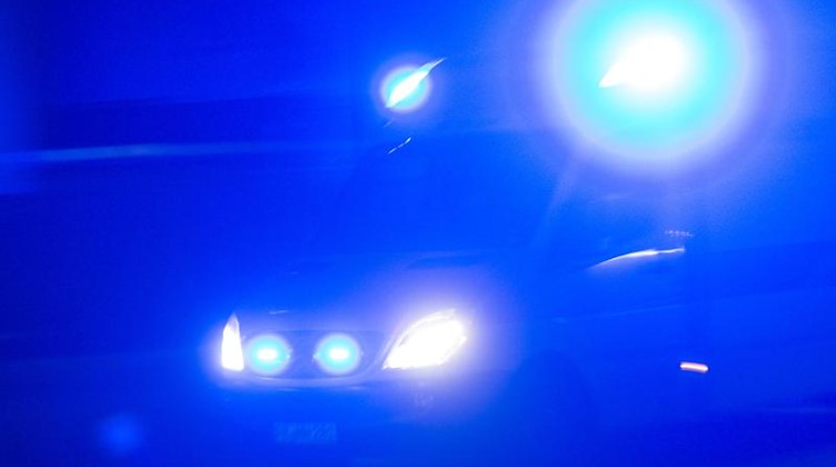 Ein Rettungswagen fährt mit Blaulicht durch die Nacht. Foto: Patrick Seeger/Archivbild