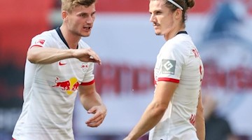 Leipzigs Timo Werner (l) diskutiert mit Marcel Sabitzer auf dem Spielfeld. Foto: Jan Woitas/Archivbild